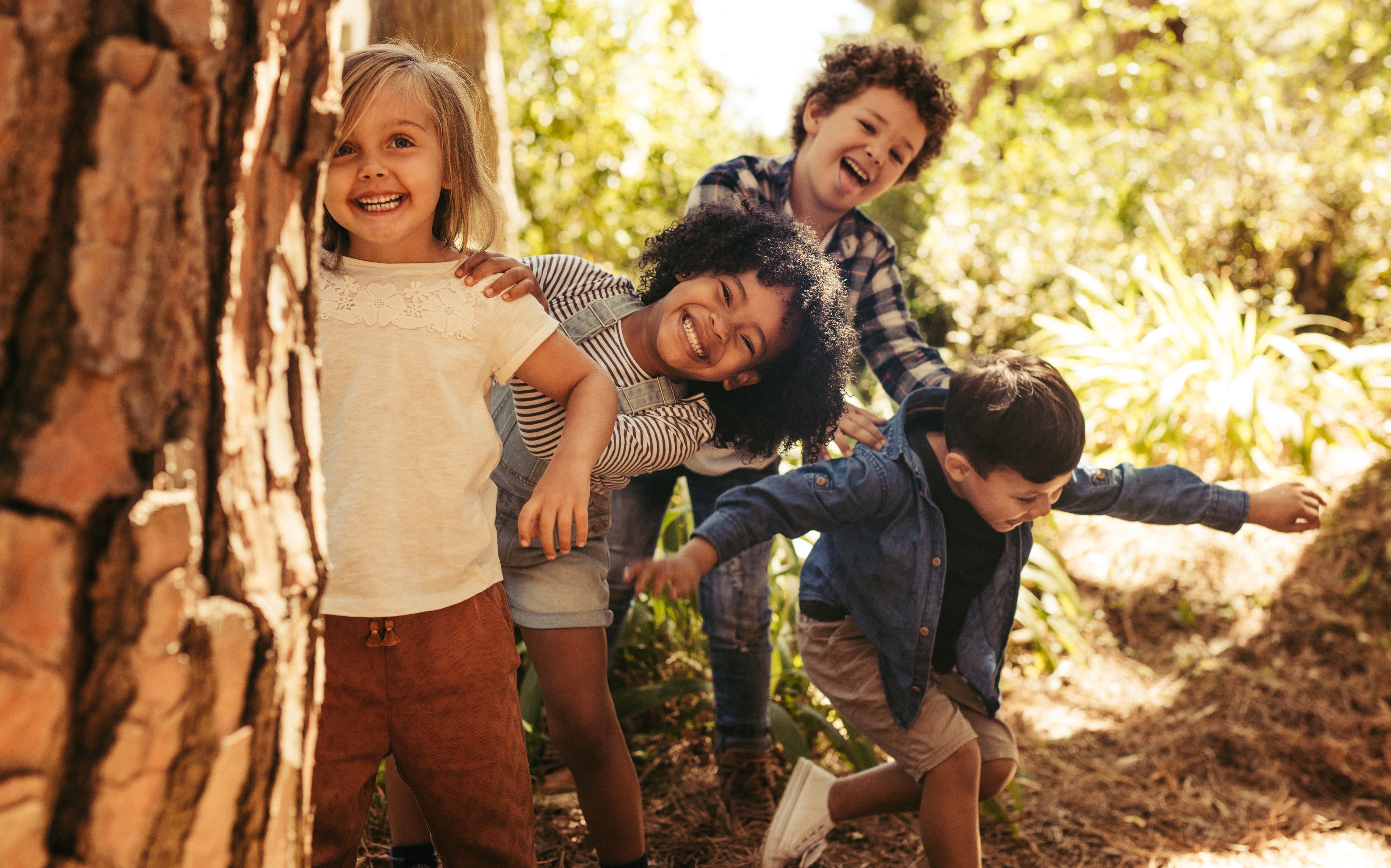 Enfants souriants jouant dans un parc